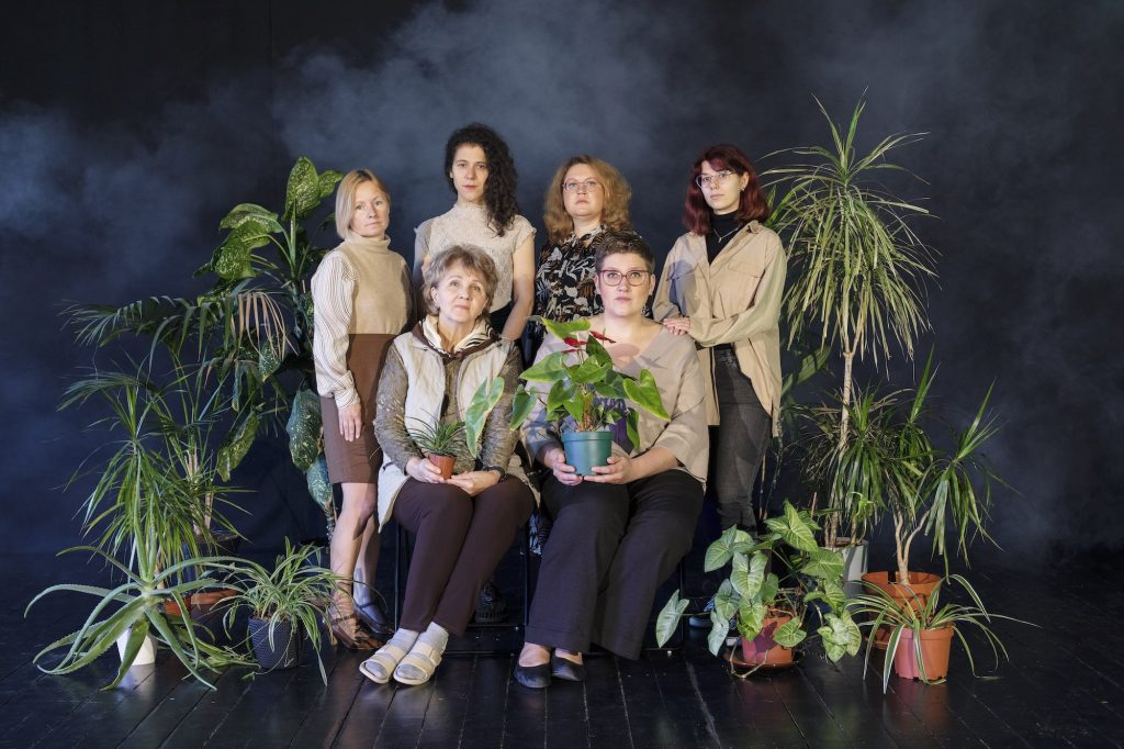 Izrādes "Monstera Deliciosa" izpildītājas – (no kreisās) Kristīne Fedotova, Ilze Kalniņa, Marta Lortkipanidze, Kristīne Medne, Līga Paegle, Karīna Mazure. Foto: Kristīne Madjare