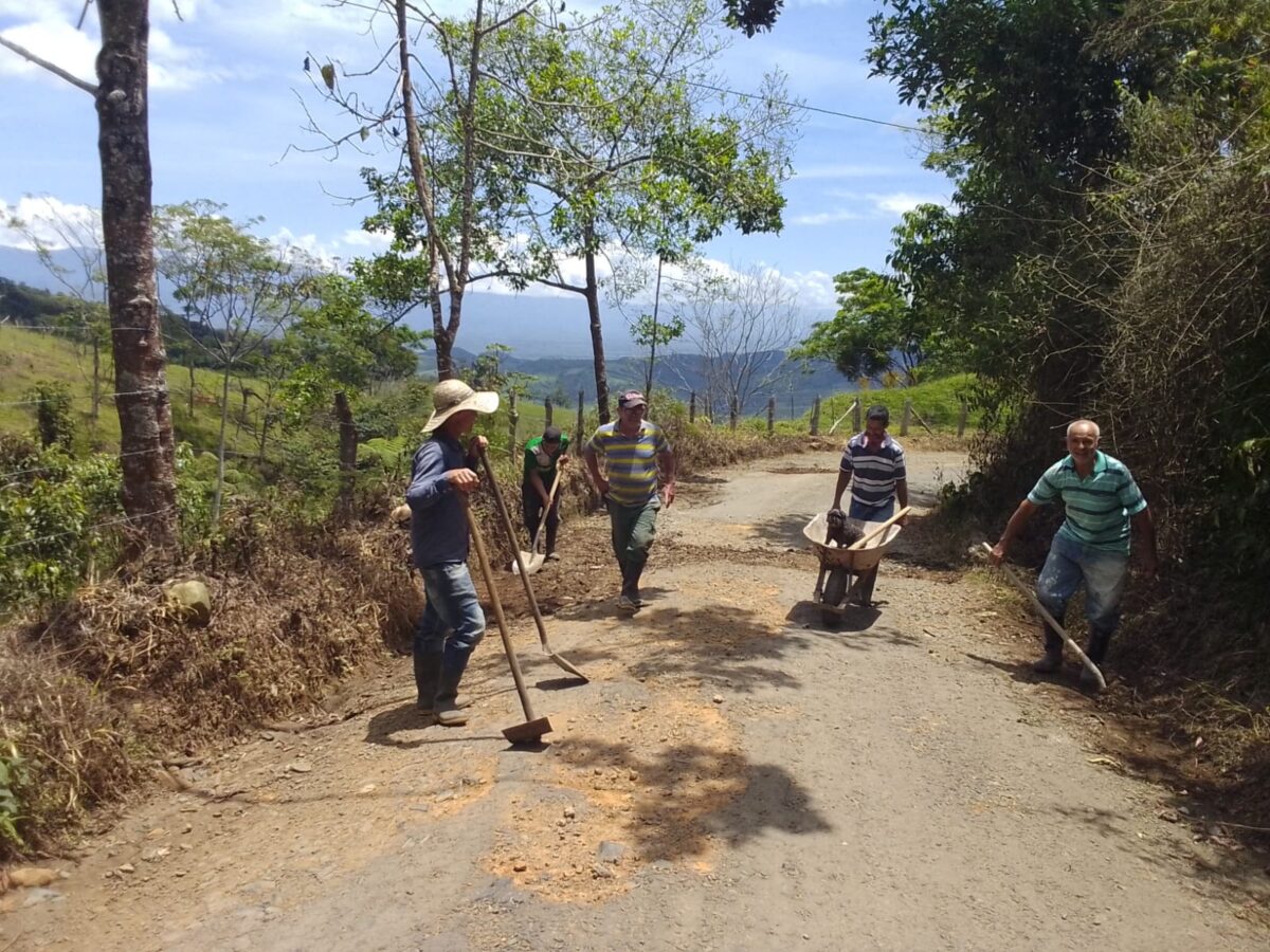 Más de 60 personas participaron en convite campesino en Monterrey para recuperar la vía principal