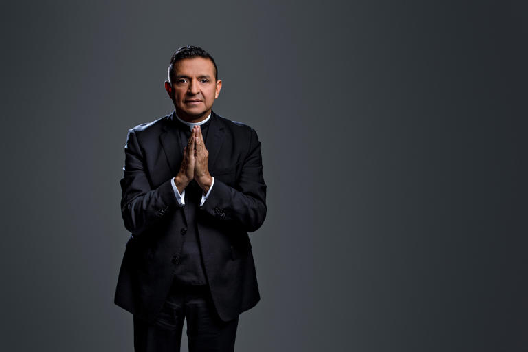 🚗 Atacan a bala el carro del Padre Chucho en Ecuador: así está su estado de salud