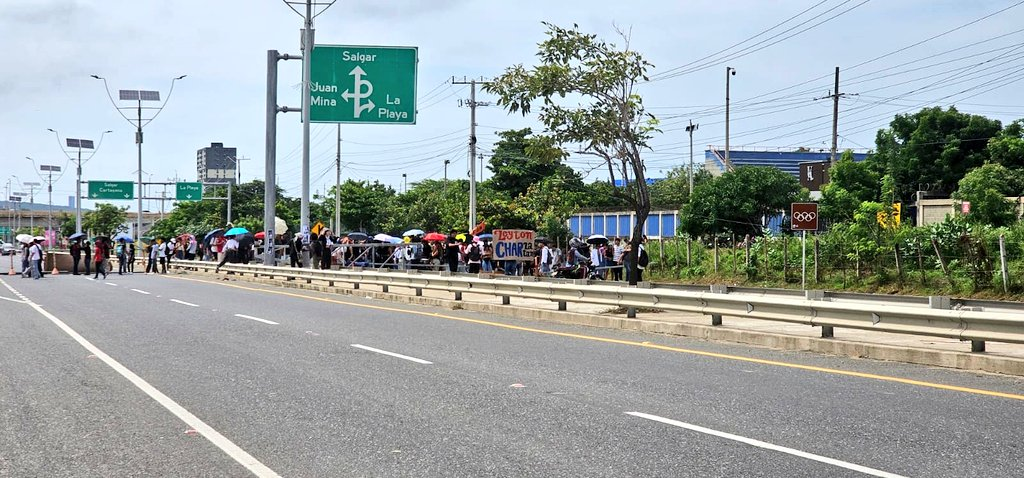 estudiantes de Uniatlántico paralizan el tránsito entre Barranquilla y Puerto Colombia