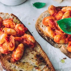Toasts de haricots blancs à la sauce tomates