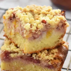 Gâteau crumble fraises et pêches