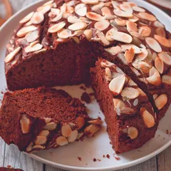 Gâteau au chocolat, confiture de châtaigne et amandes