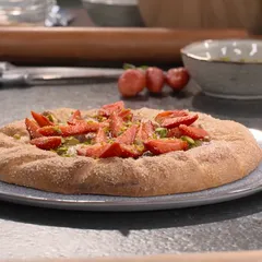 Tarte rustique fraise-rhubarbe