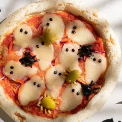 Pizza Halloween aux fantômes de mozzarella