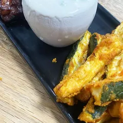 Apéro : frites de courgettes, porc grillé miel soja et yaourt parfumé