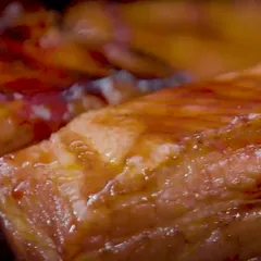 Travers de porc laqué à la crème de cassis