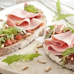 Tartines au jambon, caviar de tomate, basilic et tomates fraîches
