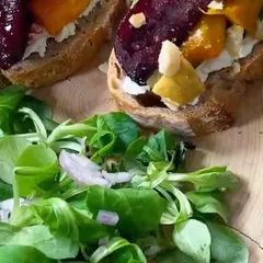 Tartines aux légumes rôtis au miel et aux éclats de châtaigne