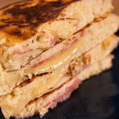 Pancakes fourrés au jambon et fromage raclette