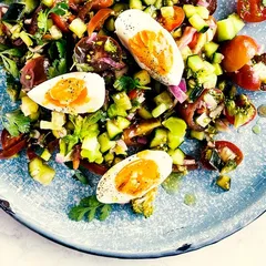 Salade fraicheur courgettes crues, tomates cerises et oeufs
