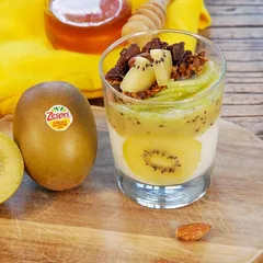 Verrines aux kiwis jaunes et granola au chocolat