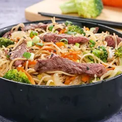 Wok de boeuf avec nouilles et légumes