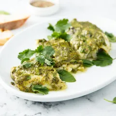 Filet de poisson grillé avec de la sauce pesto