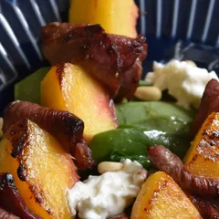 Brochettes pêches, magret de canard et stracciatella
