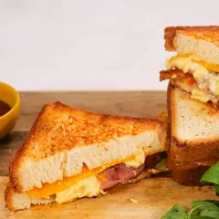 Sandwich aux oeufs brouillés