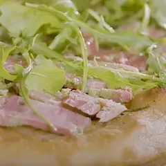 Pizza bianca au jambon persillé