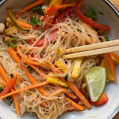 Salade thaï aux vermicelles et sauce cacahuète