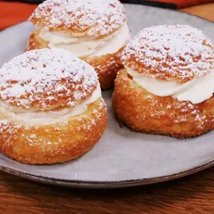 Choux avec craquelin, chantilly vanille insert caramel
