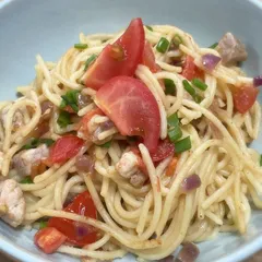 Pâtes au porc, oignon rouge et tomates