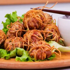 Boulettes de porc enroulées de nouilles