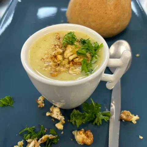 Potage normand au camembert et noix croquantes