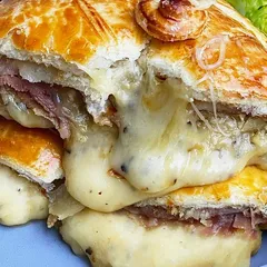 Gaperon et jambon de pays en feuilleté