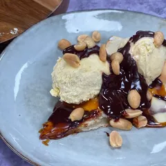 Pizza chocolat caramel et cacahuètes