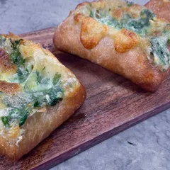 Pains gourmands à l'ail et au fromage