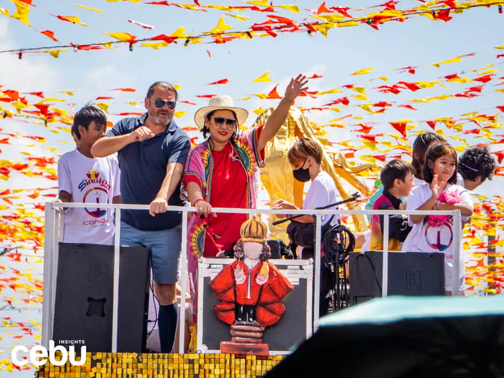 A foreigner and a woman at the Cebuano people during the Sinulog festival