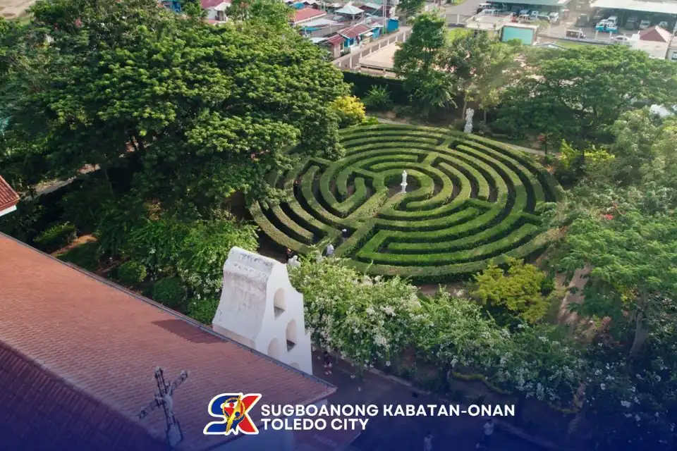 toledo-city-labyrinth Wide shot of the Toledo City Labyrinth