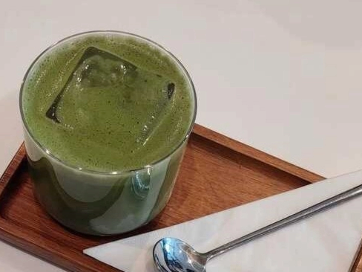 A glass of iced matcha latte from one of the many matcha cafes in Cebu