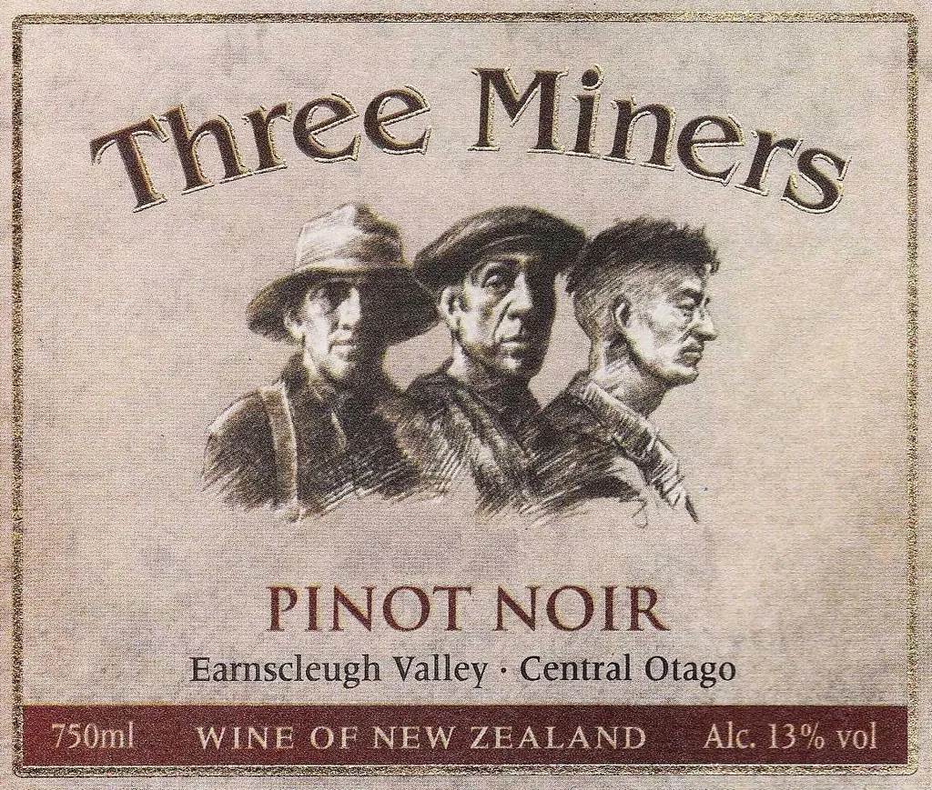 Earnscleugh Valley Pinot Noir Bottle