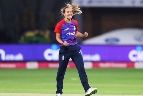 England’s Tash Farrant suffers stress fracture; ruled out of home season