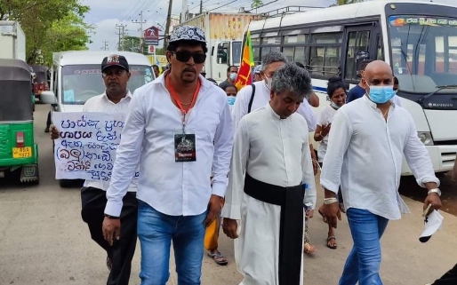  Jayasuriya, Ranatunga hit streets to join protest against the Rajapaksas