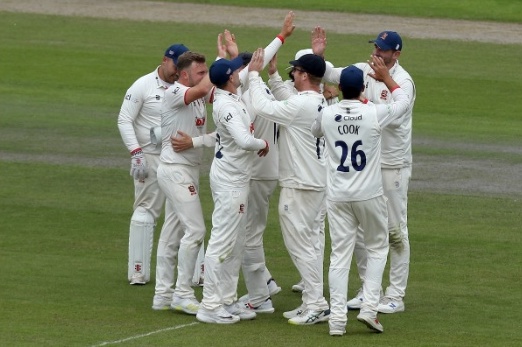County Championship 2022 | Simon Harmer seals the day to put Essex in winning position 
