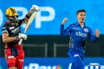 IPL 2022 | Kohli fumes over controversial leg before decision against MI