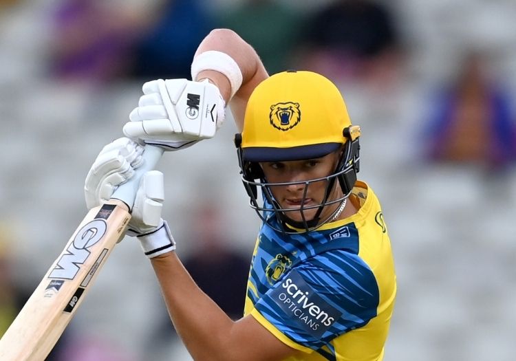 Jacob Bethell signs a long-term contract with Warwickshire