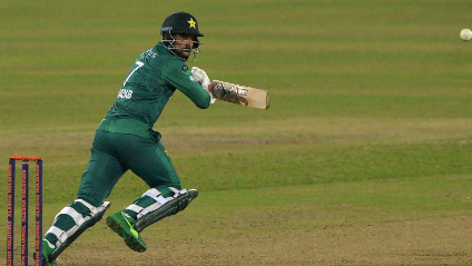 Pakistan go 1-0 up as Shadab, Nawaz punish poor Bangladesh bowlers at death