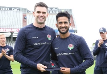 Hasan Ali presented with Lancashire County Cap by James Anderson 