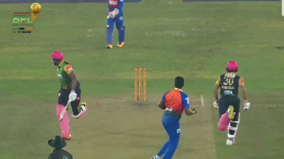 WATCH: Andre Russell gets run out in an unusual manner in BPL 2022 
