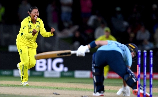 Why female bowlers get more movement than the male cricketers? 