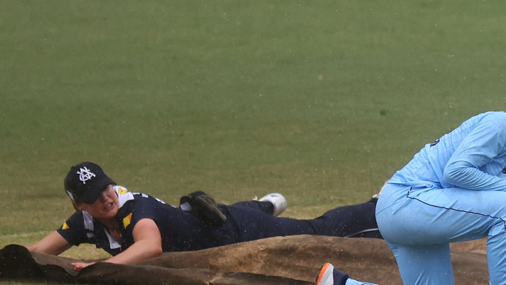 Watch: Ignoring storm, Ellyse Perry leads Victoria women players to help groundsmen cover pitch