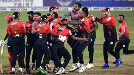 BPL Final | Disciplined Comilla Victorians force errors out of Barishal to win tournament