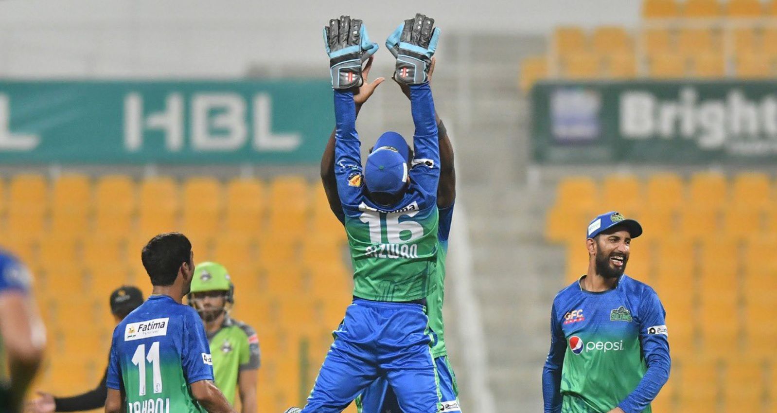 PSL 2021: Watch skipper Mohammad Rizwan cheer up Blessing Muzarabani after a rough over