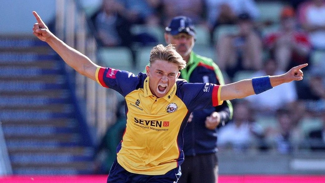 Aaron Beard extends his contract with Essex County Club