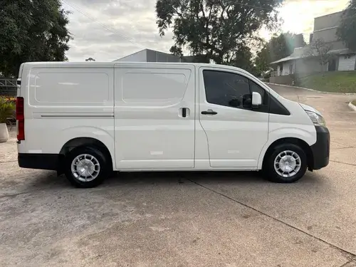 Toyota Hiace 2.8 Tdi Furgón 6at L1h1 3a 4p 2023