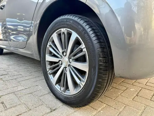 Peugeot 208 1.6 FELINE L16 2017