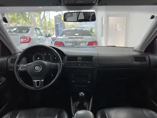 Volkswagen Bora 1.8 Highline T 180cv Cuero 2014