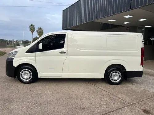 Toyota Hiace 2.8 Tdi Furgón 6at L1h1 3a 4p 2023